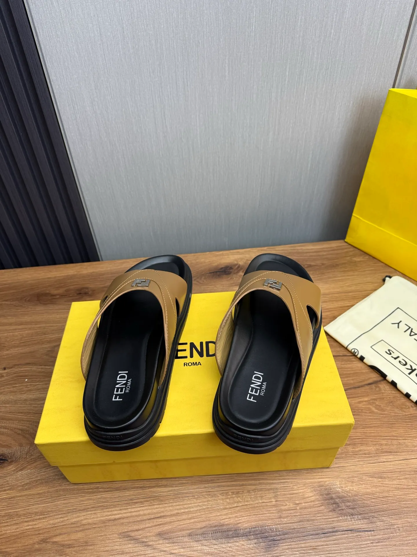 Men's shoes 💰400💰 Fendi men's slippers, made one to one on the FENDI official website, sizes 38-45 45 46 🉑️Customized!